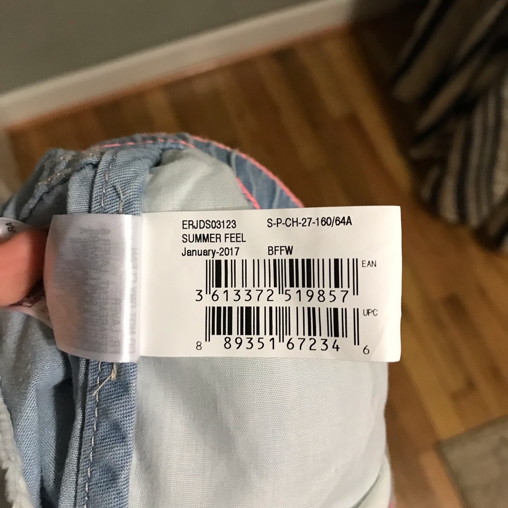NWOT Roxy Jean shorts - Picture 5 of 6